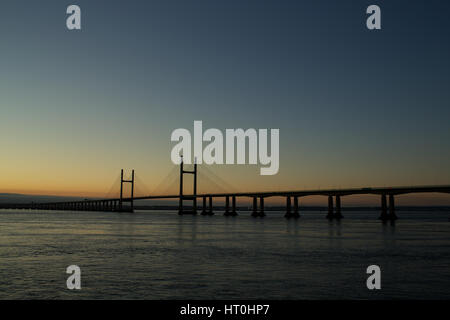 Am frühen Morgen leuchtet die zweite Severn Crossing, Vereinigtes Königreich Stockfoto