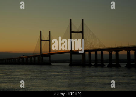 Am frühen Morgen leuchtet die zweite Severn Crossing, Vereinigtes Königreich Stockfoto