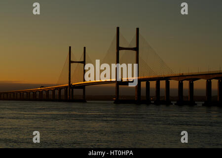 Am frühen Morgen leuchtet die zweite Severn Crossing, Vereinigtes Königreich Stockfoto