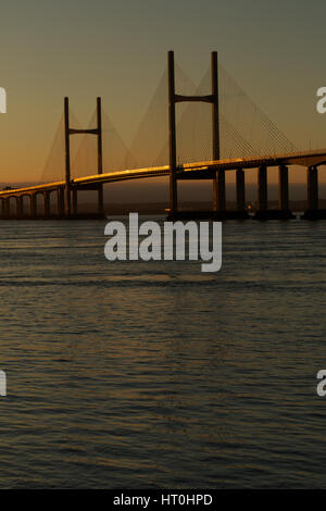 Am frühen Morgen leuchtet die zweite Severn Crossing, Vereinigtes Königreich Stockfoto