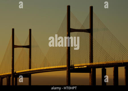 Am frühen Morgen leuchtet die zweite Severn Crossing, Vereinigtes Königreich Stockfoto