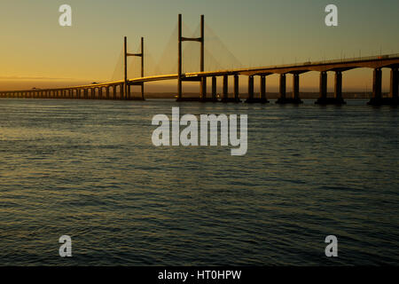 Am frühen Morgen leuchtet die zweite Severn Crossing, Vereinigtes Königreich Stockfoto