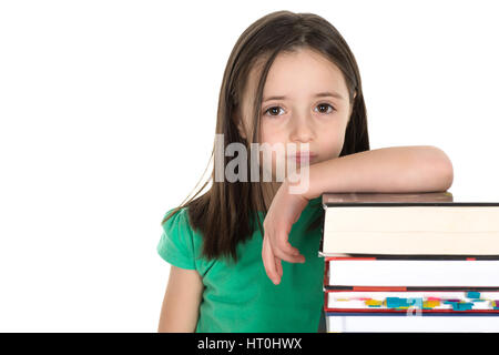 Zuversichtlich, Studentin, die neben eines Stapels Bücher lesen sie. Isoliert auf weißem Hintergrund. Stockfoto