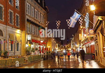 Nachtleben auf Rue Saint Paul in der alten Stadt Montreal Formel 1 Grand Prix Wochenende. Karierte Flaggen Dekoration der Straße. Stockfoto