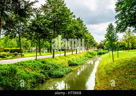 Typische Szene ein Kanäle laufen durch das historische Dorf Midden Beemster im Beemster Polder in den Niederlanden Stockfoto