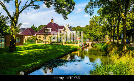 Typische Szene für einen Kanal und Häuser in einem Polder im historischen Dorf Midden Beemster im Beemster Polder in den Niederlanden Stockfoto