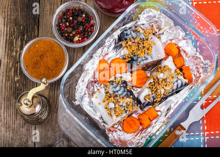 Makrele in Senfsauce in Folie zum Backen Stockfoto