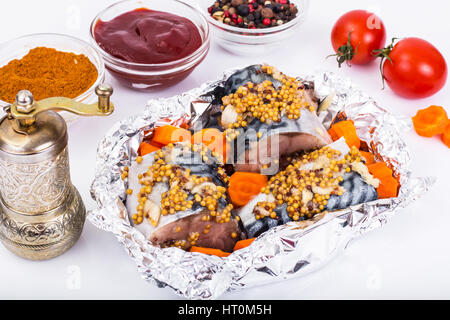 Makrele in Senfsauce in Folie zum Backen Stockfoto