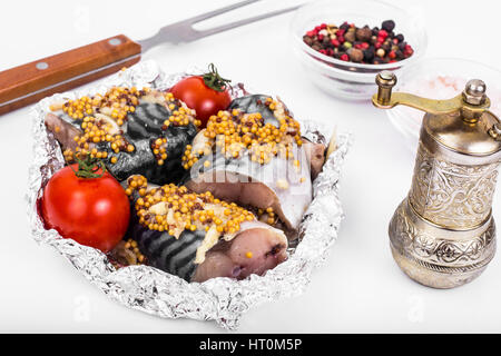 Makrele in Senfsauce in Folie zum Backen Stockfoto