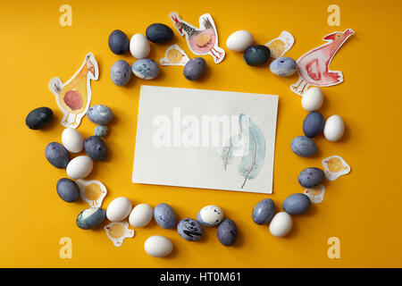 Ostern-Rahmen mit gefärbten Eiern und Hühnchen gemalt mit Platz für Text, flach legen Stockfoto