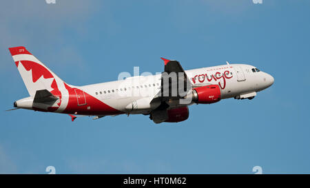 Air Canada Rouge Flugzeug Airbus A319 in der Luft Stockfoto