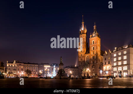 Hauptplatz und St. Marien Kirche in Krakau in der Nacht Stockfoto