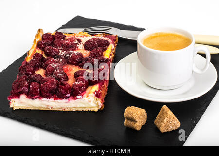 Quark-Torte mit Kirschen Stockfoto