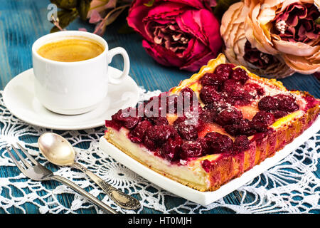 Quark-Torte mit Kirschen Stockfoto