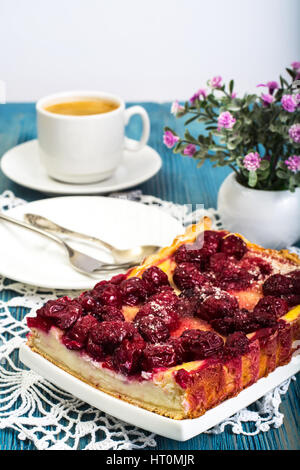 Quark-Torte mit Kirschen Stockfoto