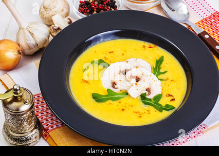 Gemüsesuppe-Püree mit Pilzen Stockfoto