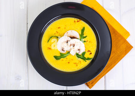 Gemüsesuppe-Püree mit Pilzen Stockfoto