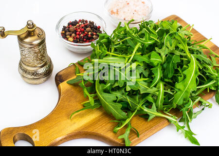 Rucola-Zutat Salat auf Holzbrettern Stockfoto