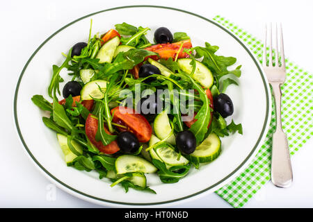 Mediterrane Gerichte, frische Salate mit Oliven Stockfoto