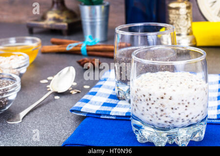 Pudding mit Chia-Samen, Honig, Schokolade und Bananen Stockfoto