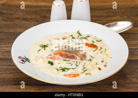 -Creme-Milchsuppe mit Gemüse und Forellen Stockfoto