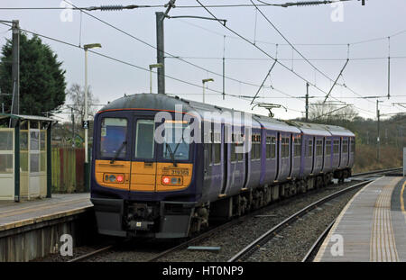 Eine nördliche schult Vorortbahn, keine 319 368, verläßt Euxton Balshaw Lane Station mit einem Stopp-Service von Preston, Liverpool South Parkway. Stockfoto