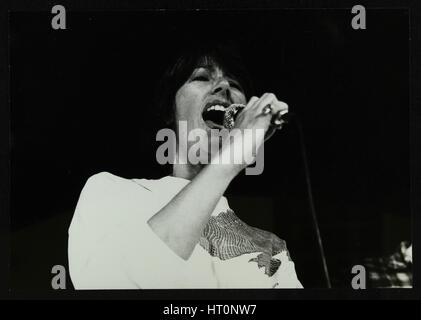 Sängerin Norma Winstone erklingt in The Stables, Wavendon, Buckinghamshire. Künstler: Denis Williams Stockfoto