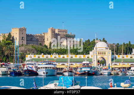 Boote im Hafen von Mandraki. Rhodos Stadt, Rhodos, Griechenland Stockfoto