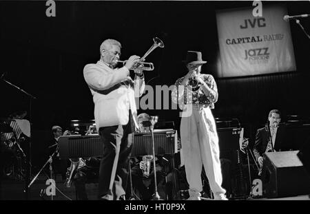 Dizzy Gillespie und Chuck Mangione, Royal Festival Hall, London, 1988.  Künstler: Brian O'Connor. Stockfoto