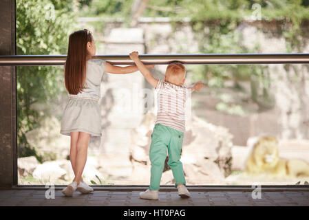 Tag im Zoo mit Schwester Stockfoto