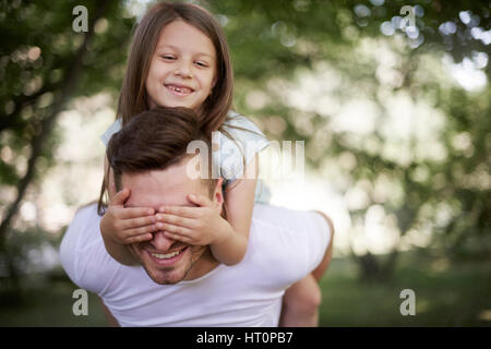 Spielen mit Papa an der frischen Luft Stockfoto