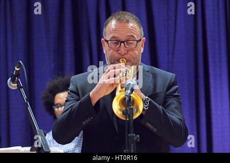 Ernie Hammes, Wassermühle Jazz Club, Dorking, Surrey, 2015. Künstler: Brian O'Connor. Stockfoto