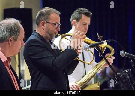 Ernie Hammes und Johannes Müller, Wassermühle Jazzclub, Dorking, Surrey, 2015. Künstler: Brian O'Connor. Stockfoto