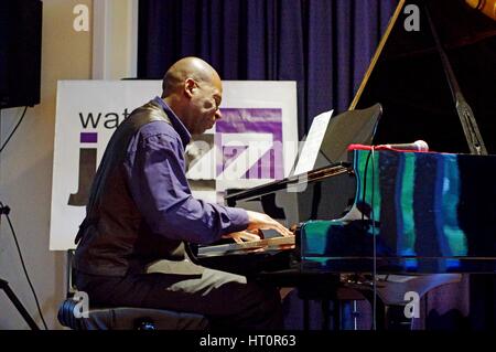 Basil Hodge, Wassermühle Jazzclub, Dorking, Surrey, 2015.  Künstler: Brian O'Connor. Stockfoto