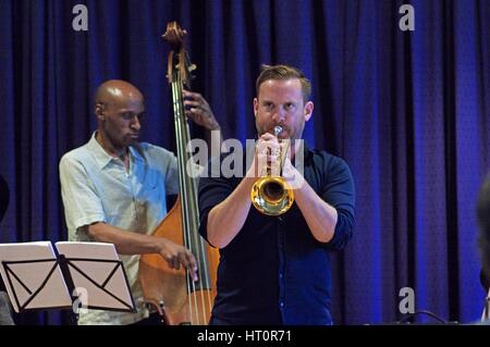 Quentin Collins und Larry Bartley, Wassermühle Jazzclub, Dorking, Surrey, 2015.  Künstler: Brian O'Connor. Stockfoto