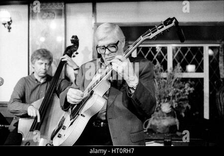 Mundell Lowe und Bill Coleman, Wassermühle Jazzclub, Dorking, 2001. Künstler: Brian O'Connor. Stockfoto