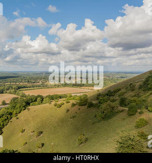 Ein Blick über die Sussex Weald von hoch oben auf den South Downs in West Sussex, Südengland, Großbritannien. Stockfoto