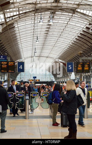 Passagiere, die an- und Abreise vom Bahnhof Paddington in London England - die Station hat eine Menge Abfahrts- und Ankunftszeiten Bretter Stockfoto