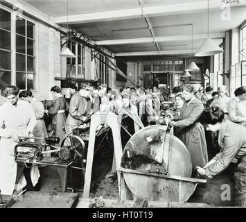 Weibliche Munition Arbeiter, Shoreditch Technical Institute, London, 1915. Künstler: unbekannt. Stockfoto