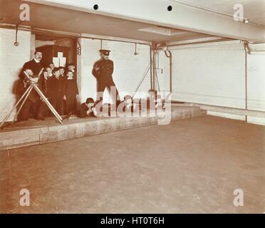 Gewehrschießen Lektion Juden freie Schule, Stepney, London, 1908. Künstler: unbekannt. Stockfoto