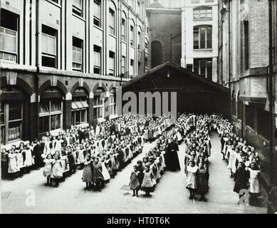 Montage auf dem Spielplatz, Juden freie Schule, Stepney, London, 1908. Künstler: unbekannt. Stockfoto