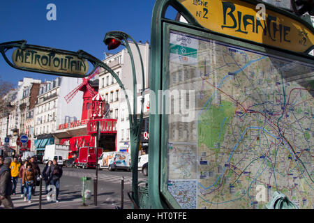 Kabarett "Moulin Rouge" (rote Windmühle) und u-Bahn-Eingang.  Pigalle. Montmartre. Paris, Frankreich Stockfoto