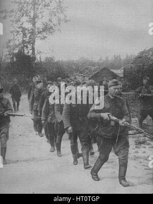 Nazi-Gefangenen, erfasst durch die sowjetischen Streitkräfte, 1941. Künstler: Sir John Alexander Hammerton. Stockfoto