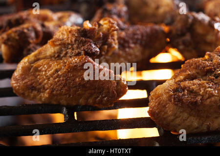 Grillen Hähnchenflügel auf Grill Grillen. Selektiven Fokus Stockfoto