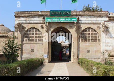 Eingang des Sarkhej Roza. Moschee und Grabanlage. Dorf von Makarba, 7 km südwestlich von Ahmedabad in Gujarat in Indien. Stockfoto