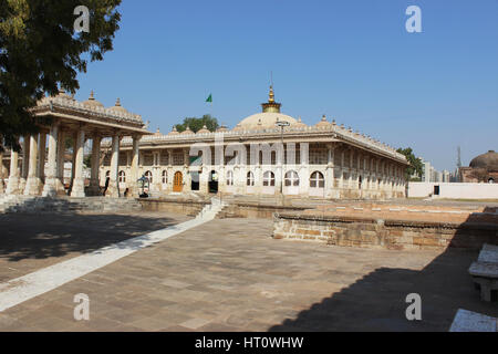 Hof-Pavillon am Sarkhej Roza, Grab Komplex, Ahmedabad, Gujarat. Grab von Scheich Ahmed Khattu Ganj Baksh Stockfoto