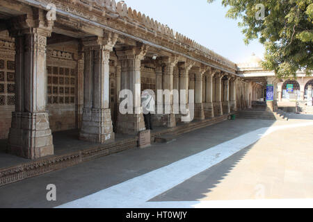 Osteingang Mausoleum mit den Gräbern von Mahmud Begada und seinem Sohn Saltan Muzaffar II. Sarkhej Roza, Ahmedabad, Gujarat Indien Stockfoto