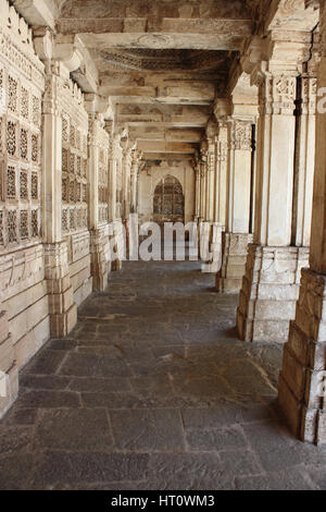 Gehweg-Hof. Säulen der Ost-Mausoleum mit den Gräbern von Mahmud Begada und seines Sohnes Saltan Muzaffar II. Sarkhej Roza, Ahmedabad, Gu Stockfoto