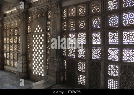 Stone Jali Arbeit. Indo-sarazenischen Stil, Makarba. Sarkhej Roza, Ahmedabad, Gujarat Indien Stockfoto