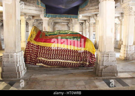 Gräber von Mahmud Begada und seines Sohnes Saltan Muzaffar II und im Westen, das Grab des Rajbai, Muzaffars Königin. Sarkhej Roza, Ahmedabad, Gujarat Indien Stockfoto